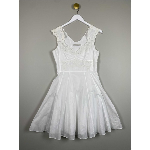 Karen Millen str. 40 <br/> hvid kjole med blondedetaljer