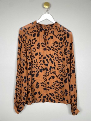Part Two str. 38 <br/> leopardmønstret bluse