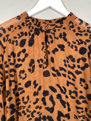 Part Two str. 38 <br/> leopardmønstret bluse