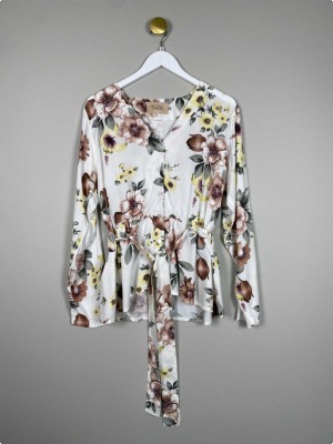 Second Arrival str. 38 <br/> blomstret bluse med bindebånd