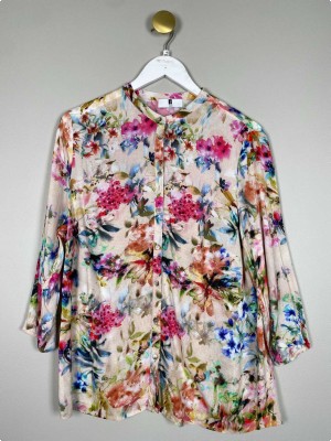 Anna Aura str. 44 <br/> blomstret bluse