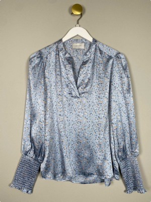 Neo Noir str. 34 <br/> blomstret blå bluse