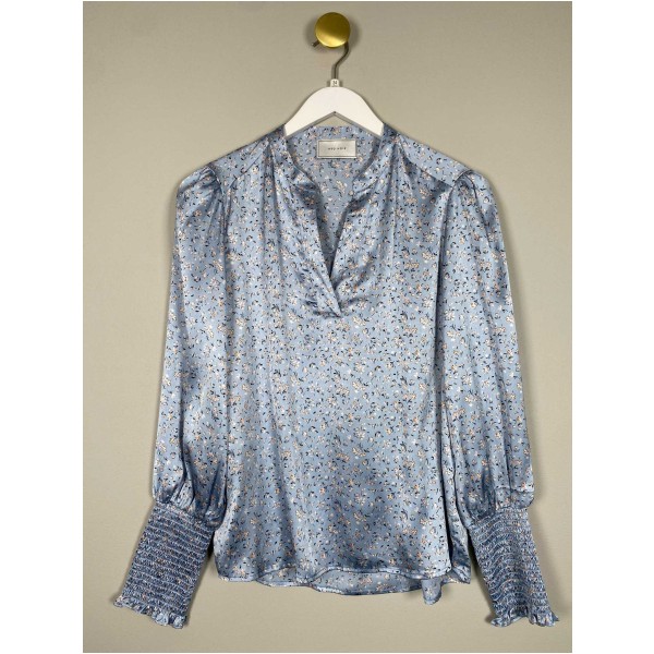 Neo Noir str. 34 <br/> blomstret blå bluse