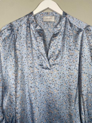 Neo Noir str. 34 <br/> blomstret blå bluse