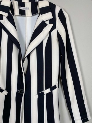 New Collection str. S <br/> sort og hvid stribet blazer