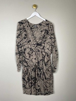 By Malene Birger str. 38 <br/> grå kjole med sort mønster