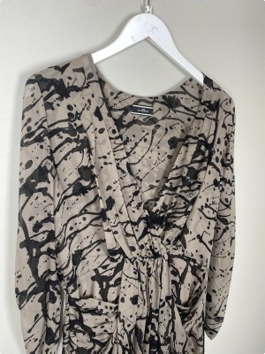 By Malene Birger str. 38 <br/> grå kjole med sort mønster