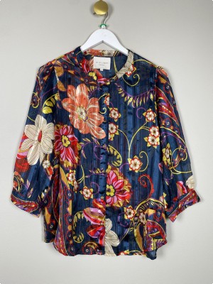 Sollys Laundry str. L <br/> blå bluse med mønster