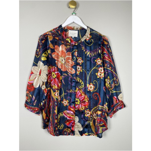 Sollys Laundry str. L <br/> blå bluse med mønster
