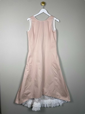 MaxMara str. 40 <br/> rosa lang kjole med blondedetalje i bunden