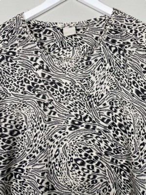 InWear str. 36 <br/> sort og hvid mønstret t-shirt