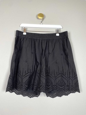Free/Quent str. XL <br/> sorte shorts med hulmønster