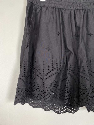 Free/Quent str. XL <br/> sorte shorts med hulmønster