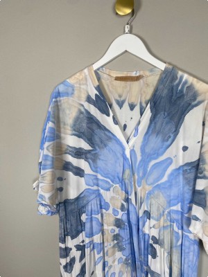 Marta str. L/XL <br/> lang kjole i blå og hvid