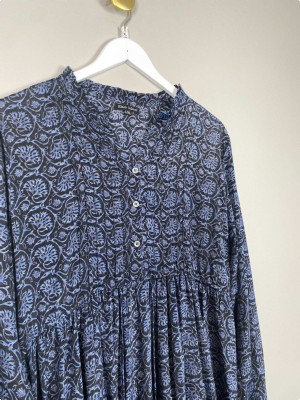 Black Colour str. L/XL <br/> lang sort kjole med blåt mønster