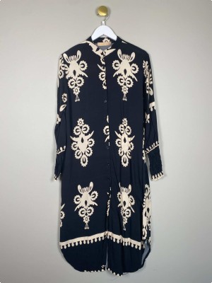 Marta str. L/XL <br/> sort kjole med hvidt mønster