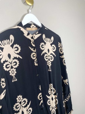 Marta str. L/XL <br/> sort kjole med hvidt mønster