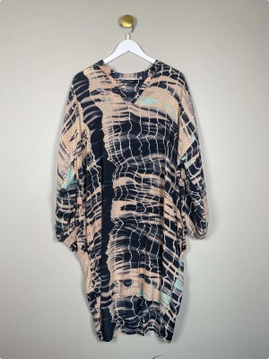 Black Colour str. M/L <br/> mønstret kjole