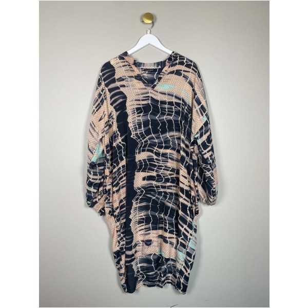 Black Colour str. M/L <br/> mønstret kjole