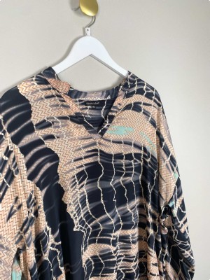 Black Colour str. M/L <br/> mønstret kjole