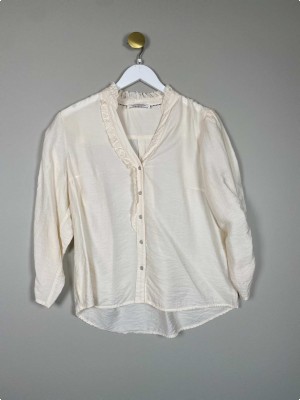 Co'Couture str. L <br/> creme skjorte med flæsedetaljer