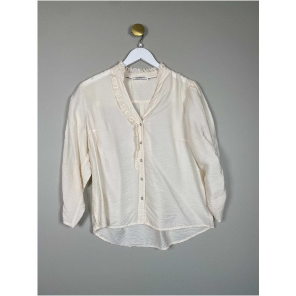 Co'Couture str. L <br/> creme skjorte med flæsedetaljer