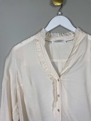 Co'Couture str. L <br/> creme skjorte med flæsedetaljer