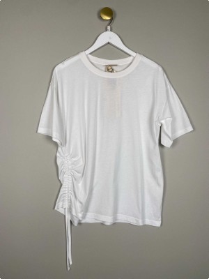 Freequent str. S/M <br/> hvid T-shirt med snøredetalje