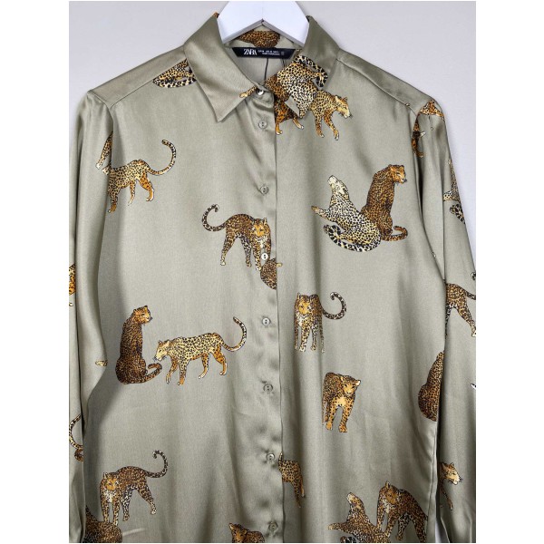 Zara str. M <br/> grøn skjorte med leoparder - Image 2