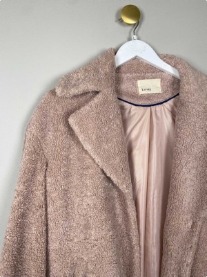 Leveté Room str. S <br/> rosa frakke i teddy