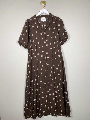 My essential wardrobe brun kjole med prikker
