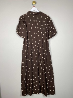My essential wardrobe brun kjole med prikker