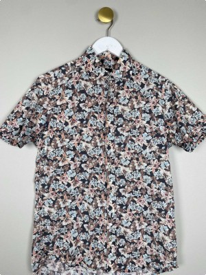 Sand str. S <br/> blomstret skjorte med korte ærmer, slim fit