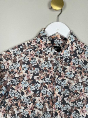 Sand str. S <br/> blomstret skjorte med korte ærmer, slim fit