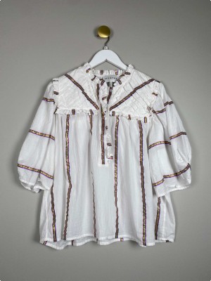 Munthe str. 42<br/>løs bluse med flæsedetalje