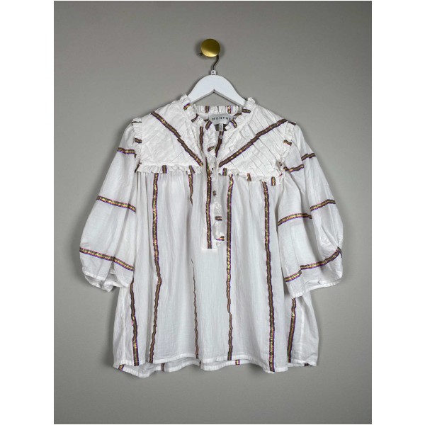 Munthe str. 42<br/>løs bluse med flæsedetalje