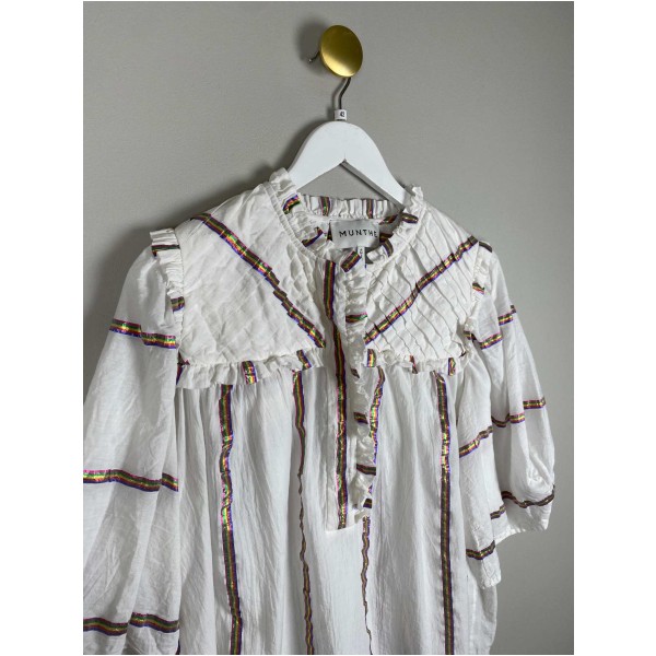 Munthe str. 42<br/>løs bluse med flæsedetalje - Image 2