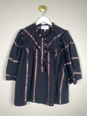 Munthe str. 44<br/>løs bluse med flæsedetalje