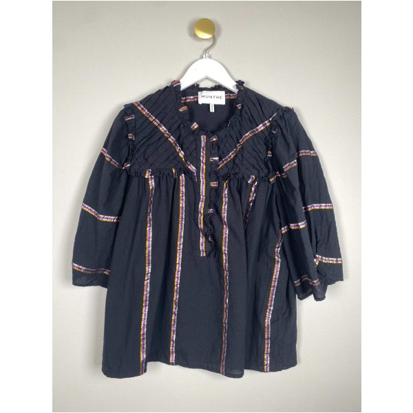 Munthe str. 44<br/>løs bluse med flæsedetalje