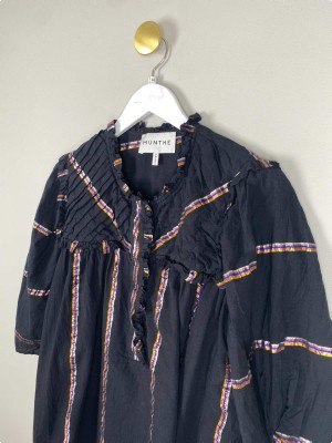Munthe str. 44<br/>løs bluse med flæsedetalje