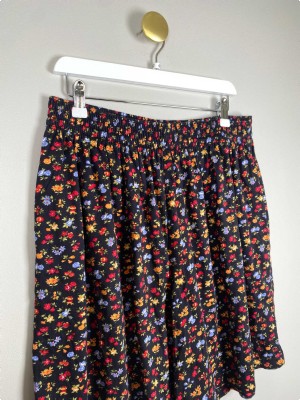 Laura Ashley str. 42 <br/> blomstret nederdel