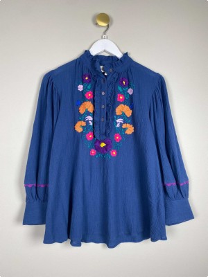 Antik Batik str. 40 <br/> blå bluse med blomsterbroderi