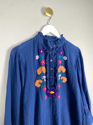 Antik Batik str. 40 <br/> blå bluse med blomsterbroderi