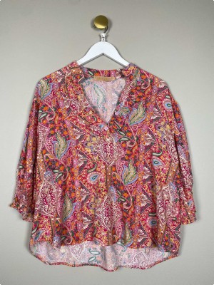 Marta str. S/M <br/> pink mønstret bluse med flæser