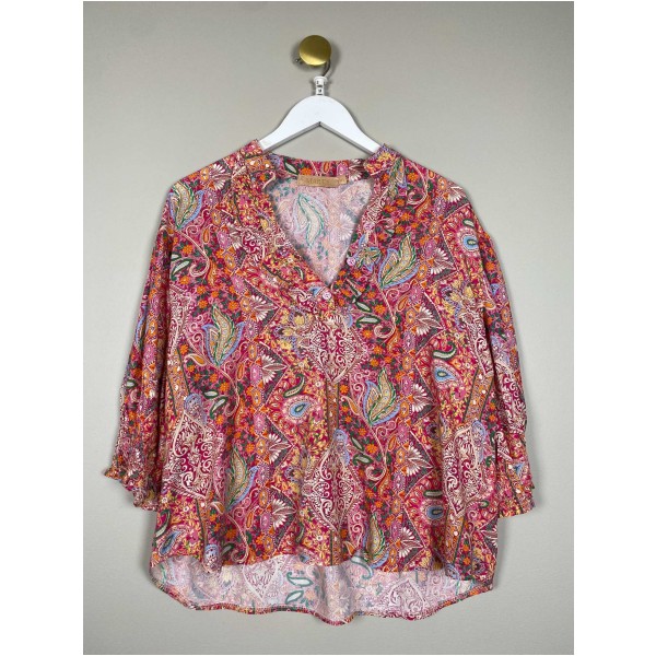Marta str. S/M <br/> pink mønstret bluse med flæser