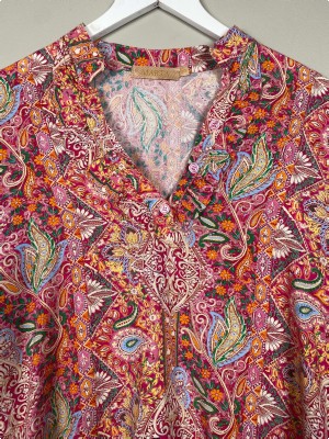Marta str. S/M <br/> pink mønstret bluse med flæser
