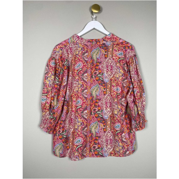 Marta str. S/M <br/> pink mønstret bluse med flæser - Image 3