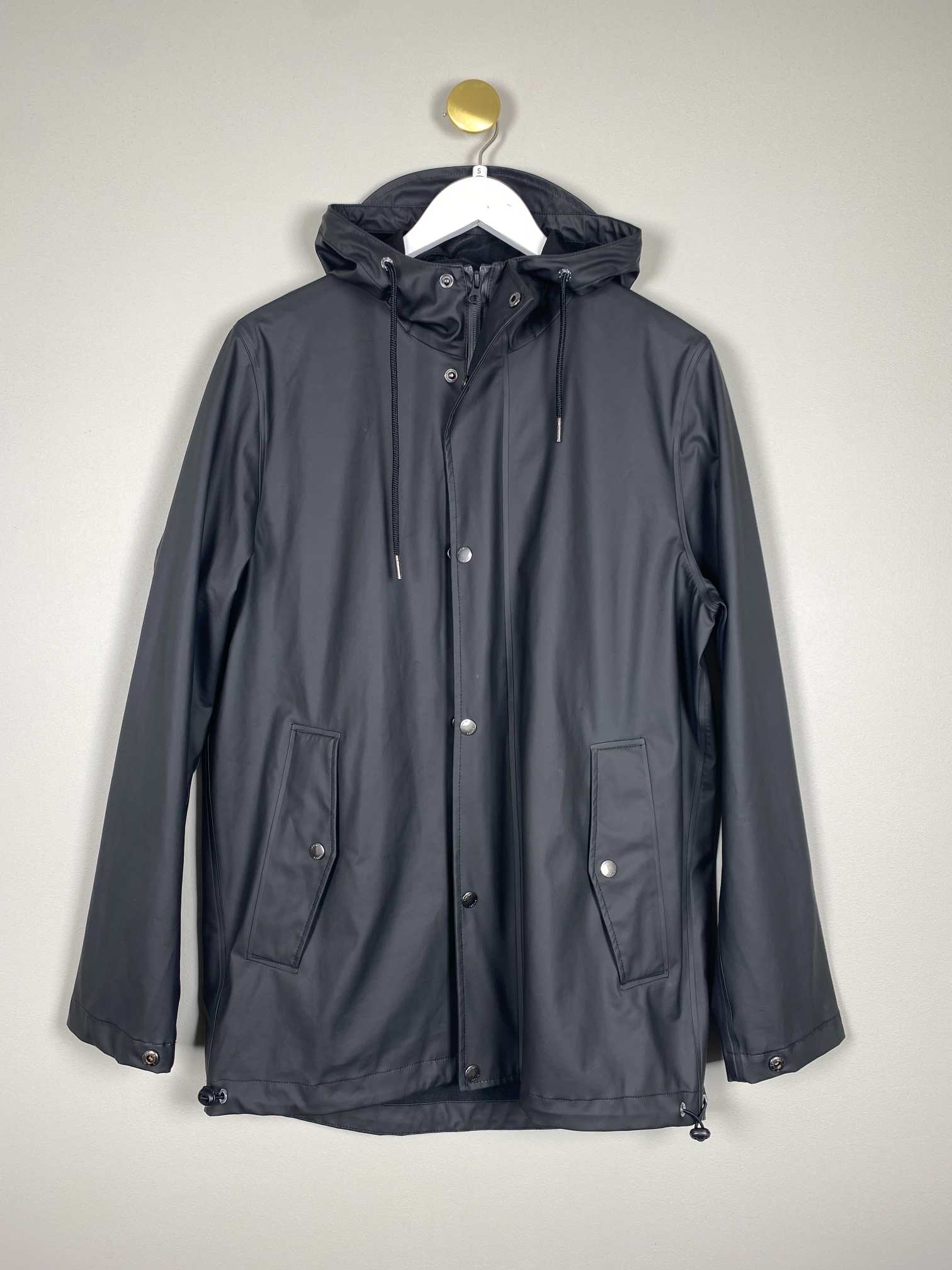 Samsøe & Samsøe str. S <br/> sort regnjakke