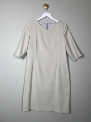 Beige kjole med trekvart ærmer str. L