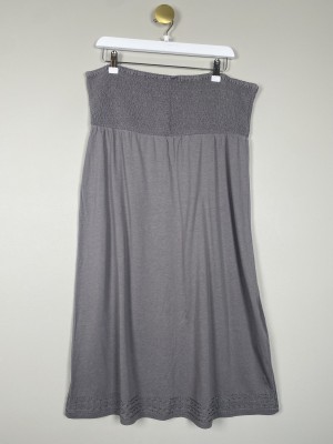 Esprit str. XXL <br/> grå stropløs kjole med smock